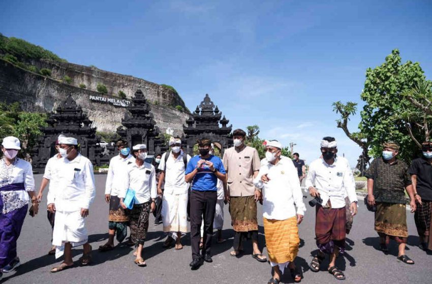  Bahas Pengembangan Pariwisata Pantai Melasti, Menparekraf Temui Masyarakat Ungasan