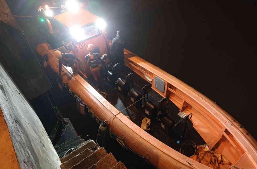  Enam Pemancing Terombang-ambing di Tengah Laut Akibat Mesin Jukung Mati