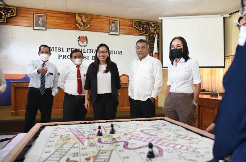  Mahasiswa FISIP Unud Bangun Games Kepemiluan Ular Tangga