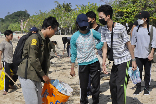  HMPS Industri Perjalanan Wisata Unud gelar Beach Clean Up