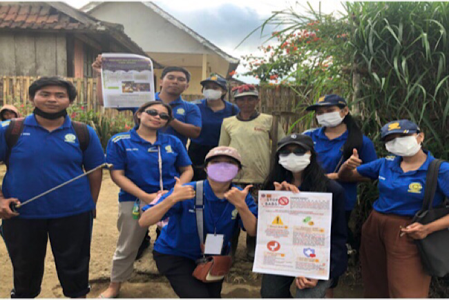 Cegah PMK, Mahasiswa KKN Unud Sosialisasi dan Desinfeksi Hewan Ternak Warga di Desa Mengani
