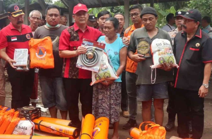  Ringankan Beban Korban Bencana, Bupati Gede Dana Turun Langsung Serahkan Bantuan