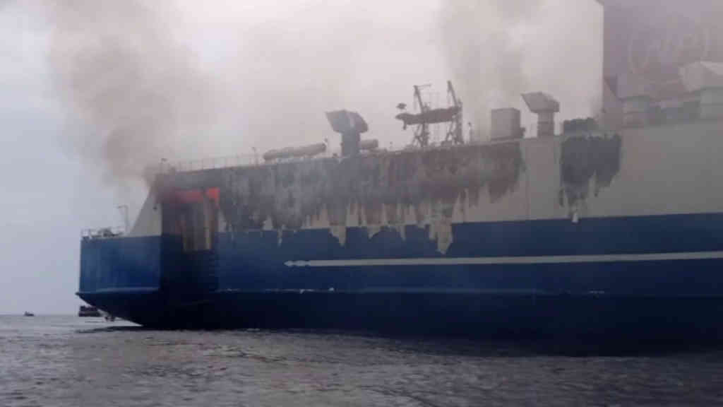 KMP Mutiara Timur I Terbakar di Perairan Utara Karangasem, Ratusan Penumpang Dievakuasi