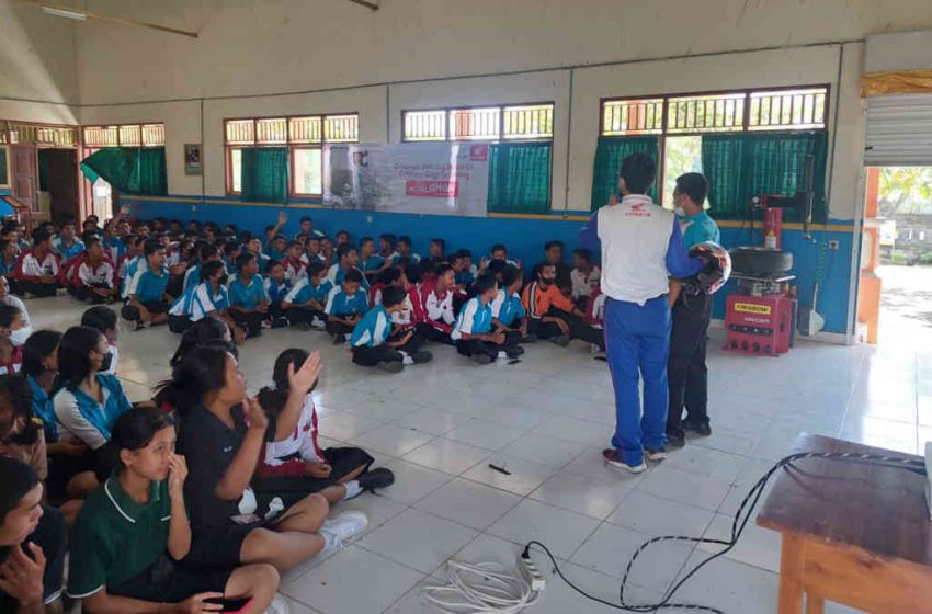  Tanamkan Budaya Tertib Berlalu Lintas dan Gunakan Helm Sebagai Upaya #Cari_Aman Untuk Siswa SMK Negeri 1 Amlapura 