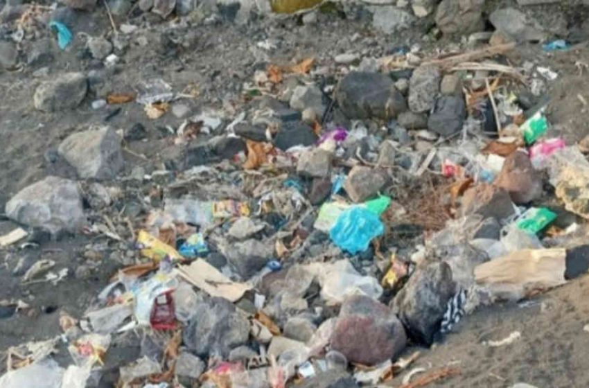  Dikeluhkan Wisatawan, Sampah Plastik Berserakan di Pantai Karangasem