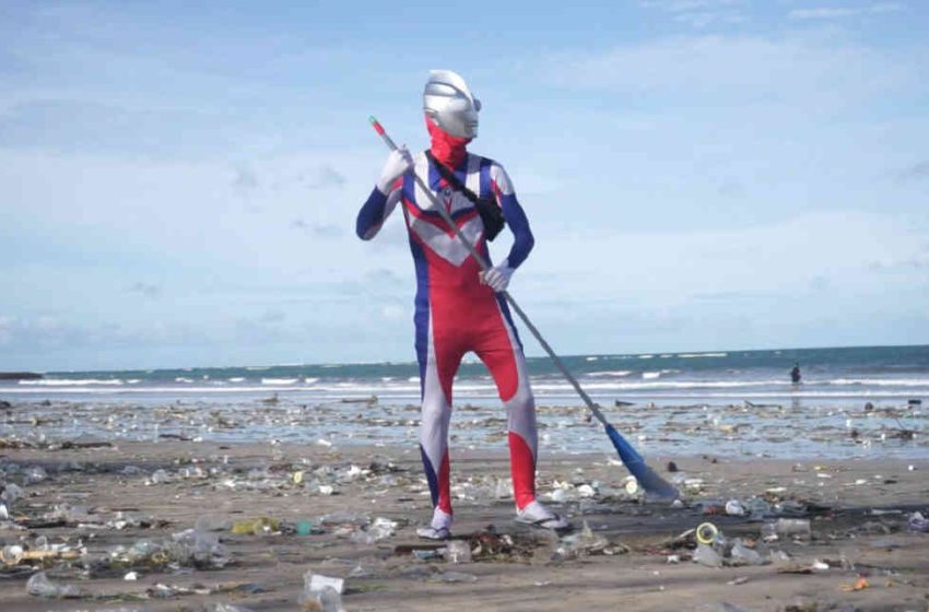  Ultraman Ikut Bersihkan Sampah di Kuta