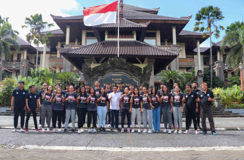  Sekda Adi Arnawa Lepas Atlet Bola Basket Ke Bangka Belitung