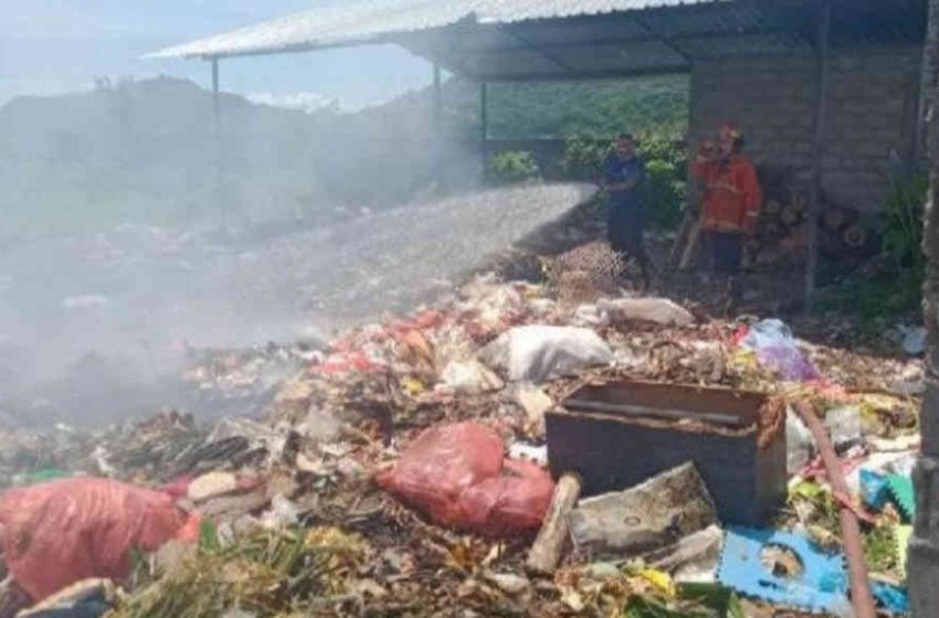  Kebakaran TPA di Banjar Asak, Sempat Bikin Khawatir Warga