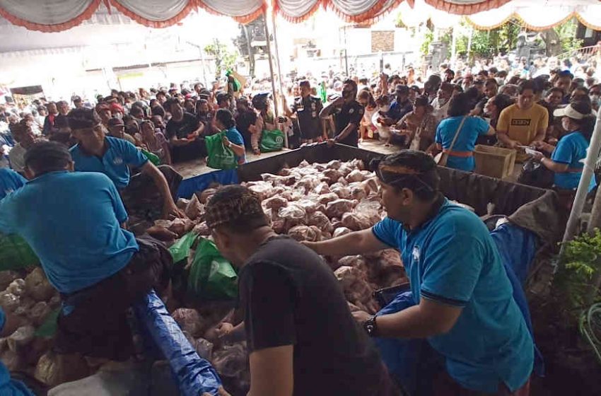  Bentuk Kebermanfaatan, LPD Kedonganan Bagikan 11 Ton Daging untuk Krama Desa