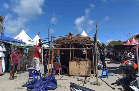 Berjualan Pasca Cuaca Ekstrim, Pedagang Pasar Seni Kuta Mulai Berbenah