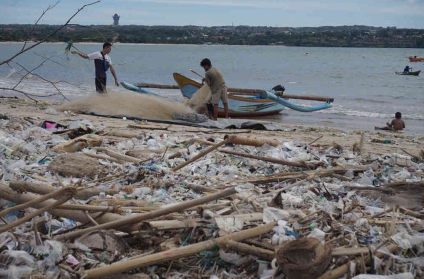  Pantai Kedonganan Mulai Dipenuhi Sampah Plastik, DLHK Segera Turunkan Alat Berat