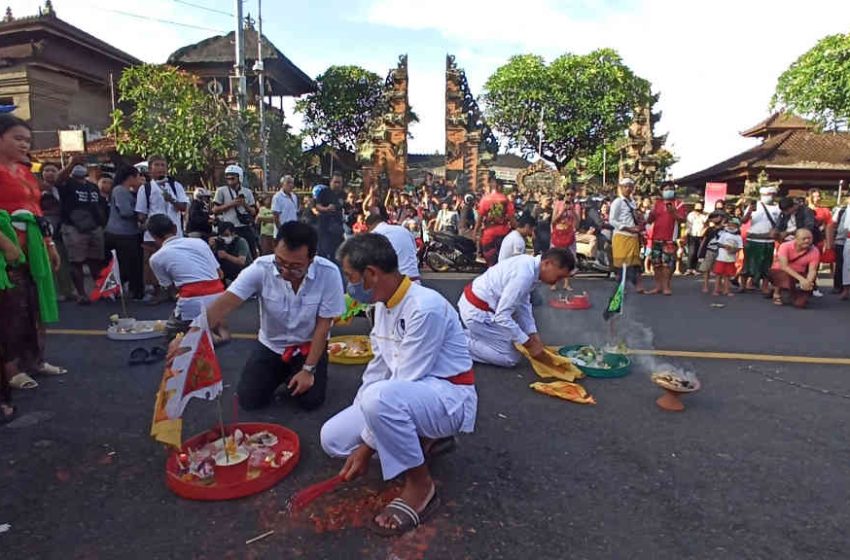  Tumpah Ruah Warga Ikuti Ritual Tolak Bala Sehari Jelang Tahun Baru Imlek