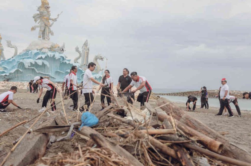  Jajaran KORPRI Badung Kumpulkan 26 Ton Sampah di Pantai Jerman