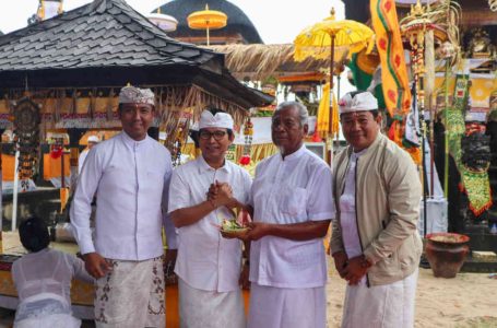 Hadiri Pujawali di Pura Gunung Payung, Sekda Adi Arnawa Apresiasi kepada Desa Adat Kutuh