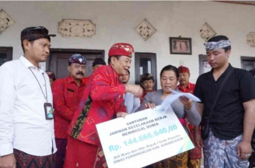  Pemkab Karangasem Beri Penghargaan Warga yang Aktif Urus Akta Kematian Keluarga