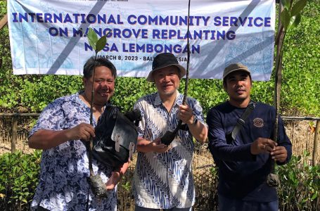 FKP Unud dan KGU Jepang Tanam Mangrove di Nusa Lembongan