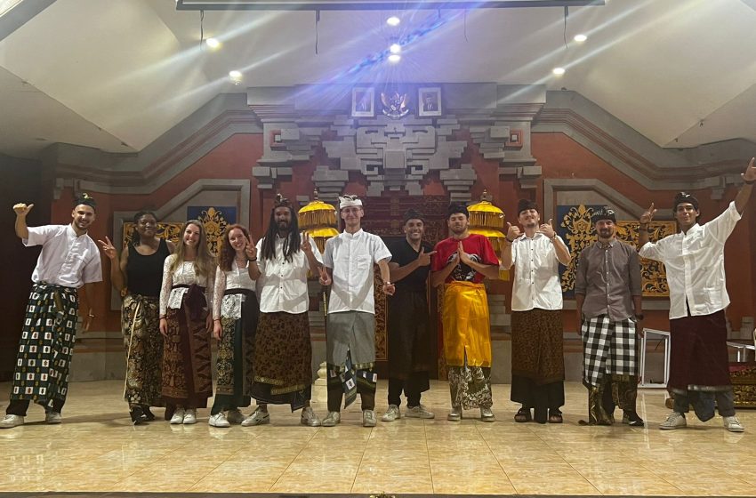  Program Bipas Unud Perkenalkan Pakaian Adat Bali dan Budaya Tawar Menawar Bagi Mahasiswa Asingnya