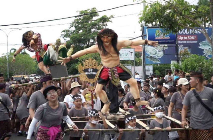  Melalui Kirab Budaya, Sekolah Widiatmika Gugah Semangat Gotong-royong Lestarikan Budaya Bali