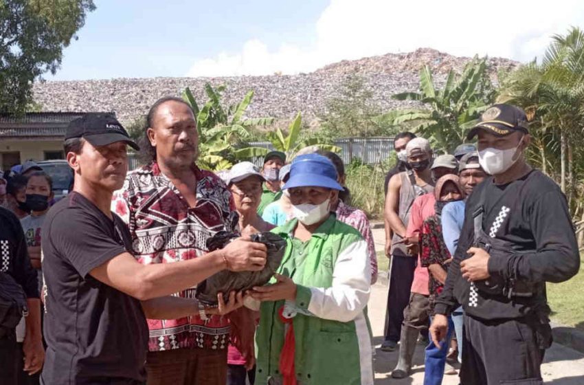  Jelang Hari Raya, Polda Bali Berbagi Sembako ke Pemulung di TPA Suwung