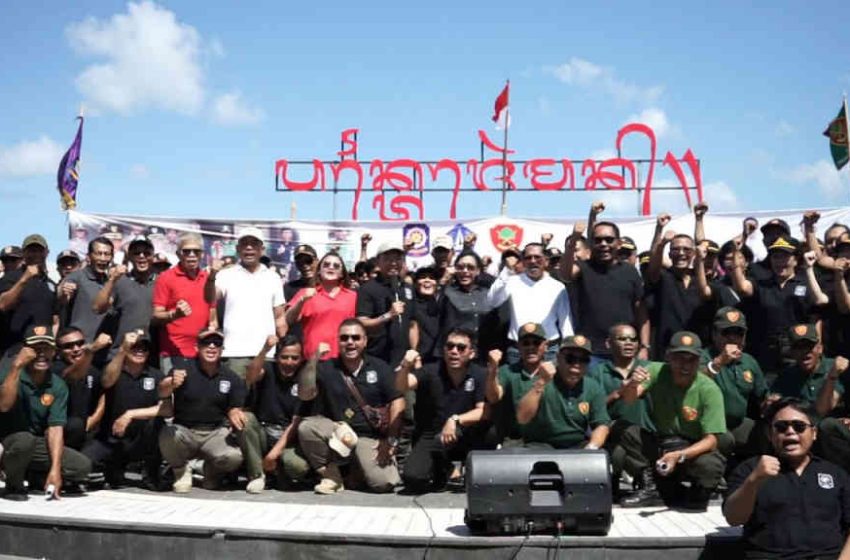  Rayakan HUT ke-73, Satpol PP Badung Gelar Aksi Bersih Pantai dan Berbagi Sembako