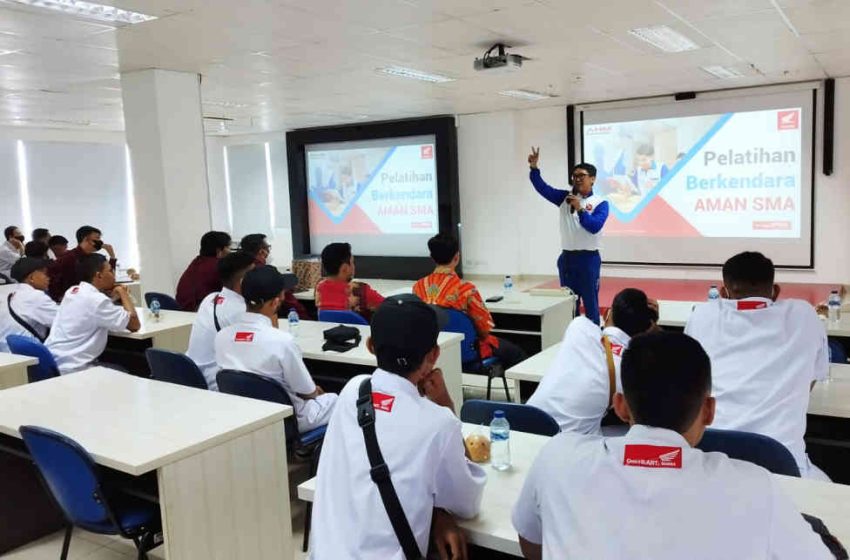  Berkendara Aman, 100 Siswa Lintas Kota Ikuti Edukasi Singkat Safety Riding di Astra Motor Bali