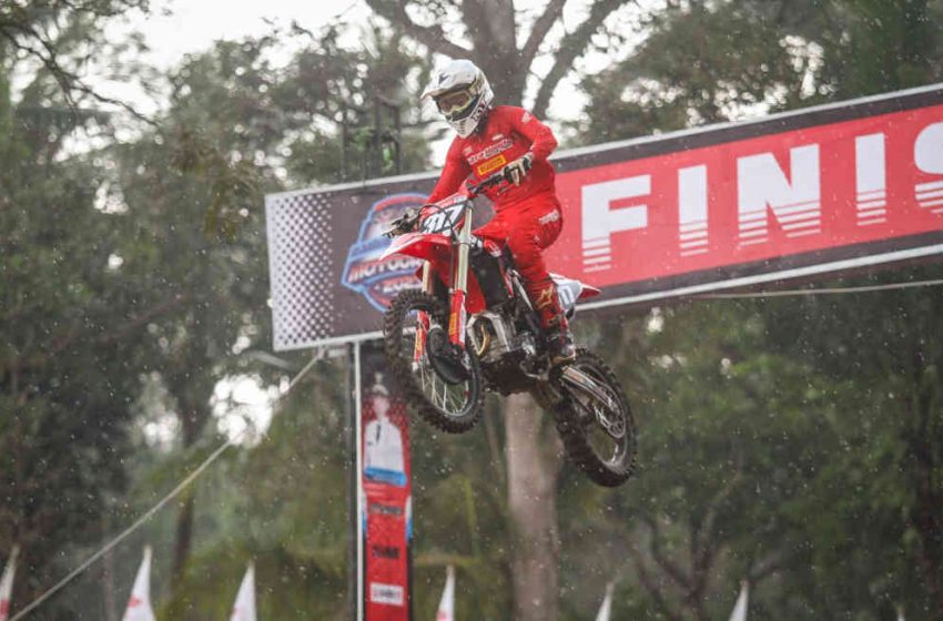  Crosser Astra Honda Tapaki Podium Tertinggi Balap Pembuka Kejurnas Motocross 2023