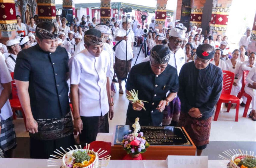  Bupati Giri Prasta hadiri acara Melaspas dan Pujawali di Pura Bhagawan Penyarikan Batanasem Sempidi