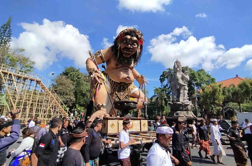  Pengarakan Ogoh-ogoh Rangkaian Palebon Raja Denpasar IX Libatkan Ribuan Krama