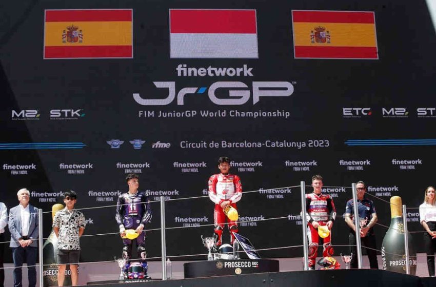  Cetak Sejarah, Pebalap Astra Honda Fadillah Arbi Kibarkan Merah Putih dari Podium Tertinggi FIM JuniorGP Barcelona