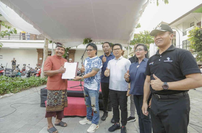  Bupati Giri Prasta Hibahkan Pengelolaan Pasar Seni Kuta, Sekaligus Tandatangani Prasasti Penataan Pantai Samigita