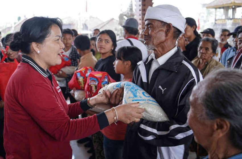  Seniasih Giri Prasta Serahkan Bantuan Untuk Lansia dan Anak Yatim Piatu