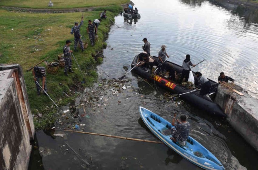  Peringati HUT TNI Angkatan Laut ke-78, Lanal Denpasar Gelar Bersih Sungai dan Laut