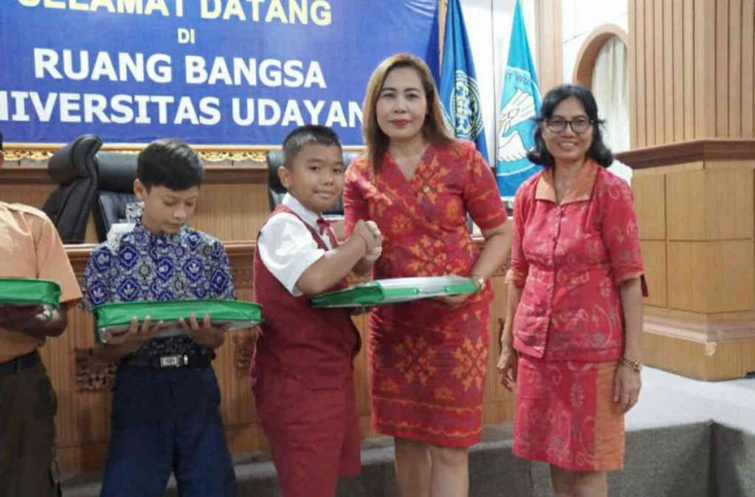  Komitmen Majukan Pendidikan, Dharma Wanita Persatuan Unud Serahkan Bantuan Beasiswa pada Putra – Putri Pegawai