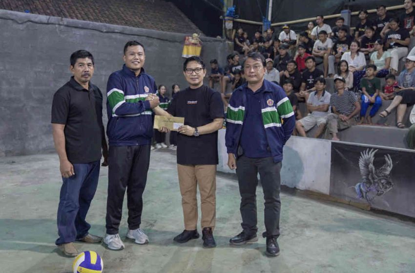  Sekda Adi Arnawa Tutup Secara resmi Turnamen Bola Voli Cup Desa Abiansemal