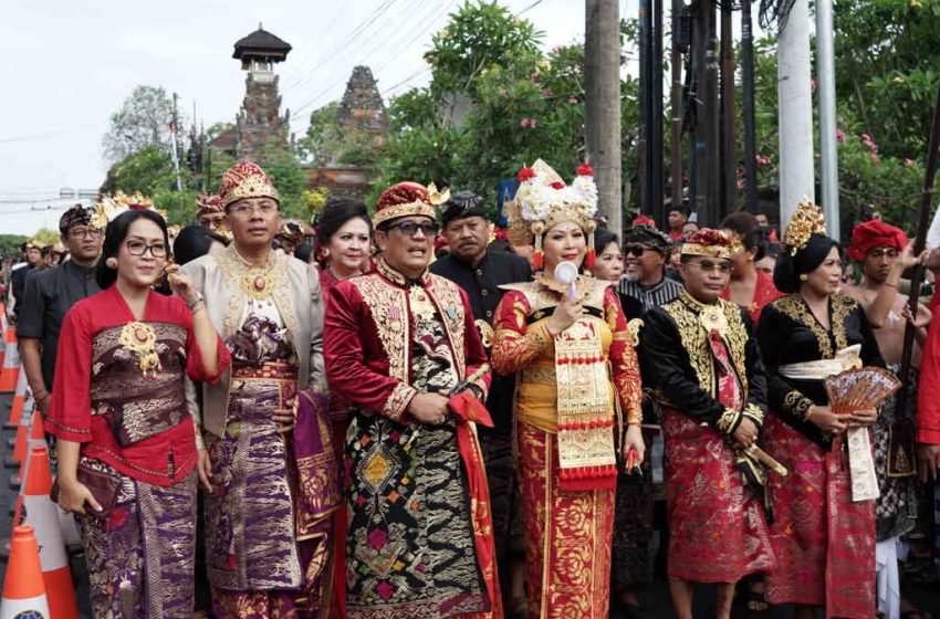  Kenakan Busana Kerajaan, Bupati Sanjaya Beserta Istri Pimpin Iringan Parade Budaya Nusantara