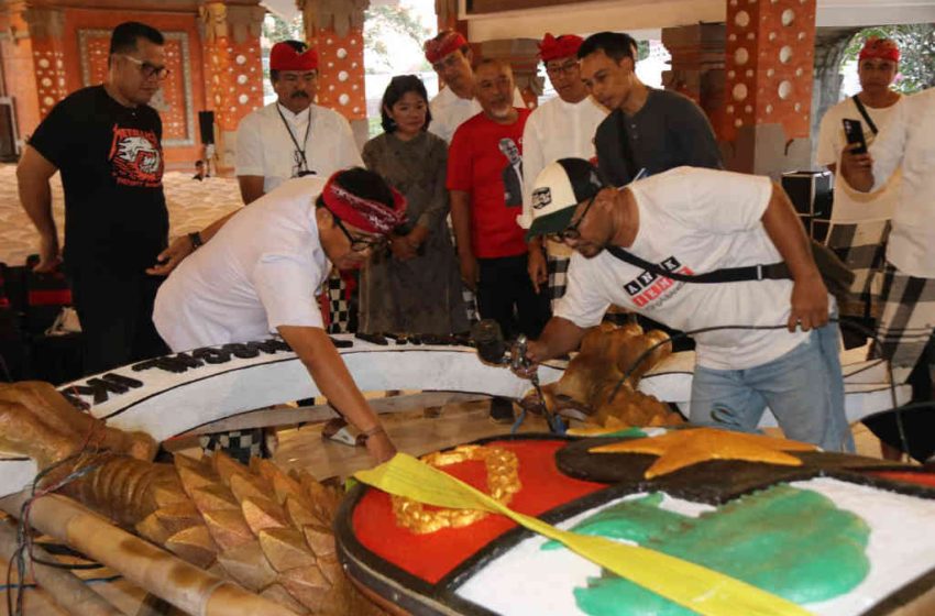  Lambang Garuda Pancasila Super Besar Percantik Gedung Maria Tabanan, Pemasangan dipantau Langsung Bupati Sanjaya