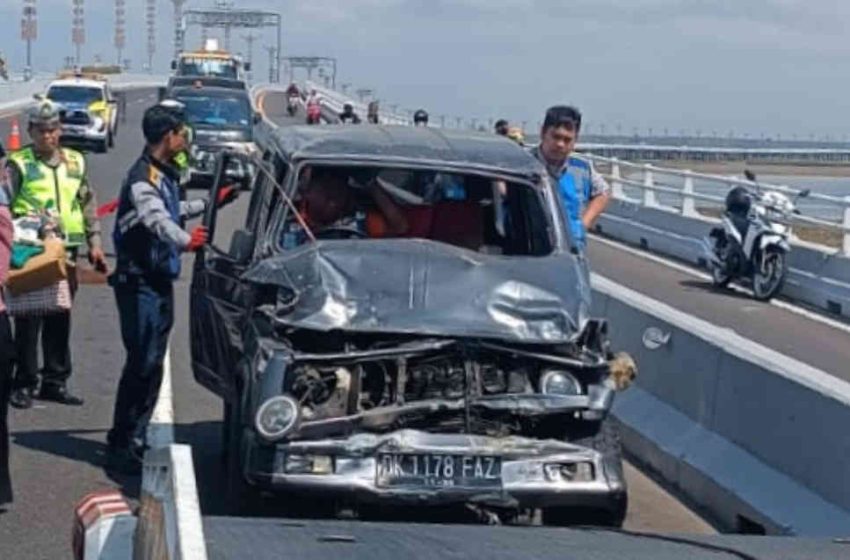  Minibus dan Truk Terlibat Kecelakaan di Jalan Tol Bali Mandara