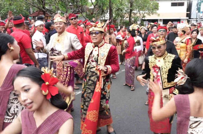  Disaksikan Ribuan Masyarakat, Bupati Sanjaya Berbaur pada Parade Budaya “Gema Singasana” HUT ke-530 Tabanan