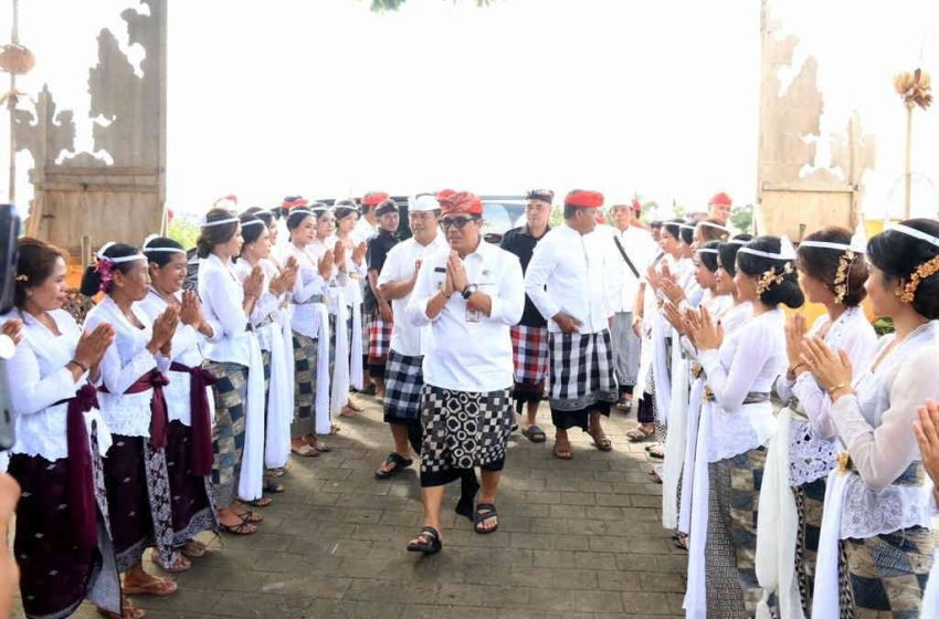  Hadiri Rangkaian Persembahyangan dan Pembangunan, Bupati Sanjaya Apresiasi Karya Krama di Tiga Desa