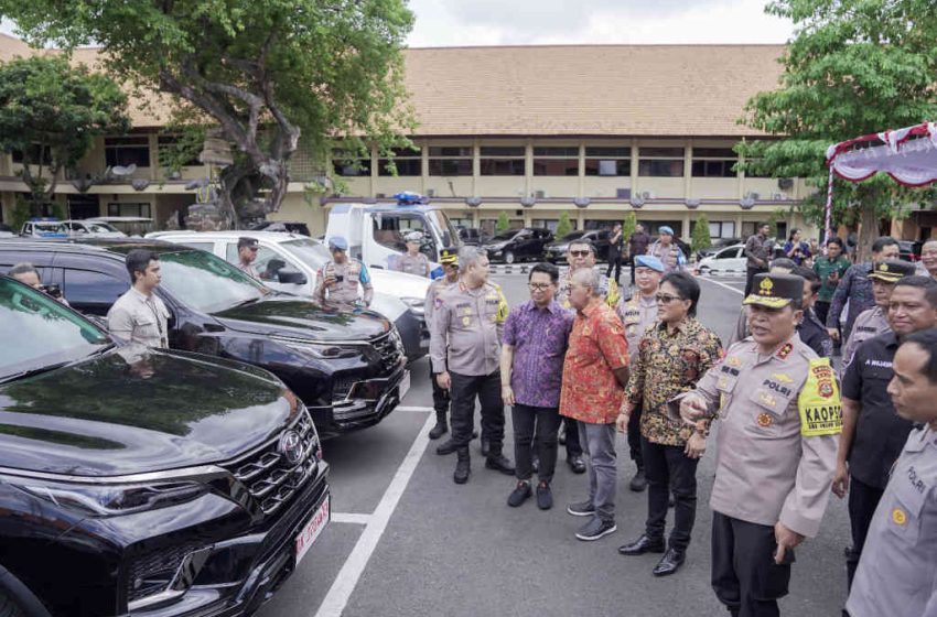  Bupati Giri Prasta Serahkan Hibah Kepada KPP Pratama Badung Utara dan Polda Bali