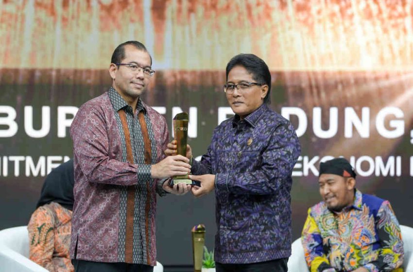  Bupati Giri Prasta Terima Penghargaan Inovasi Membangun Negeri Tahun 2023