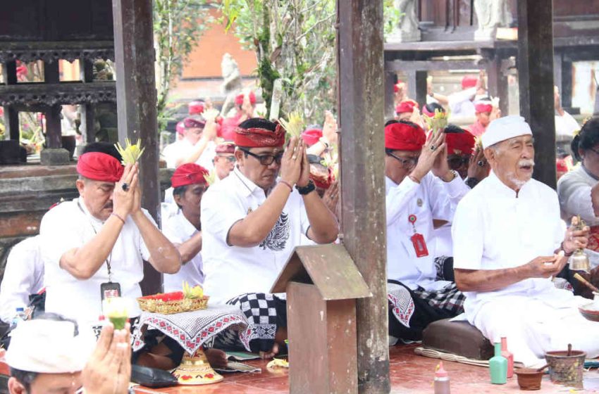  Purnama Sasih Kesanga, Bupati Sanjaya Bersama Jajaran Sembahyang Bersama di Pura Luhur Batukau