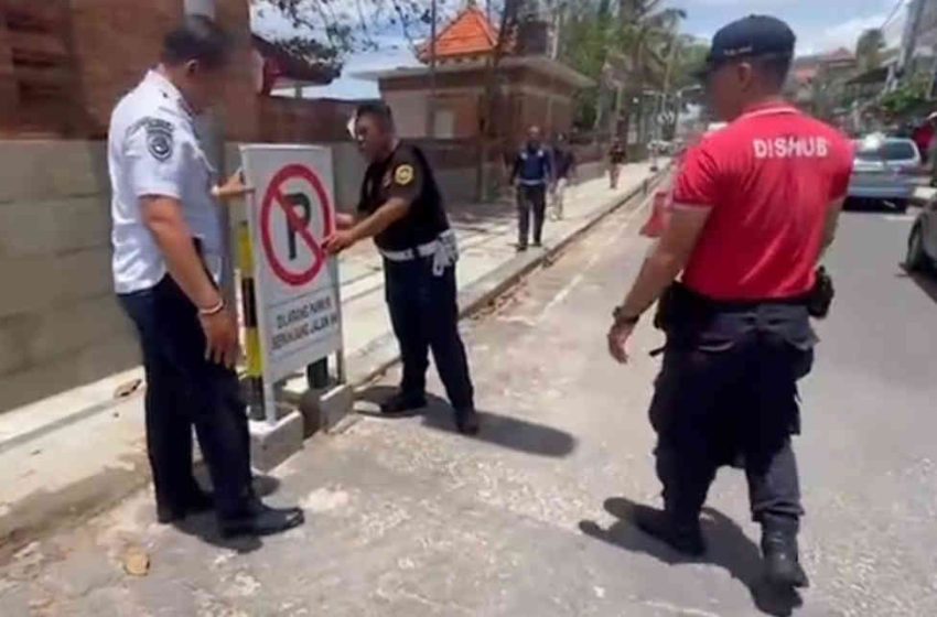  Sikapi “Parkir Liar” di Jalan Pantai Kuta, Dishub Kembali Pasang Rambu Larangan Parkir