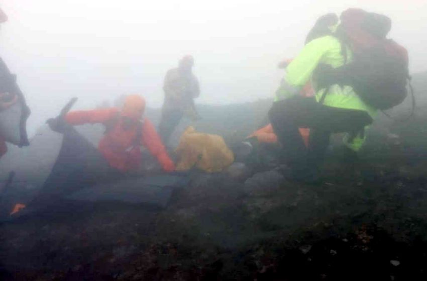  Jenazah di Puncak Gunung Agung Akhirnya Dievakuasi Turun Tim SAR Gabungan