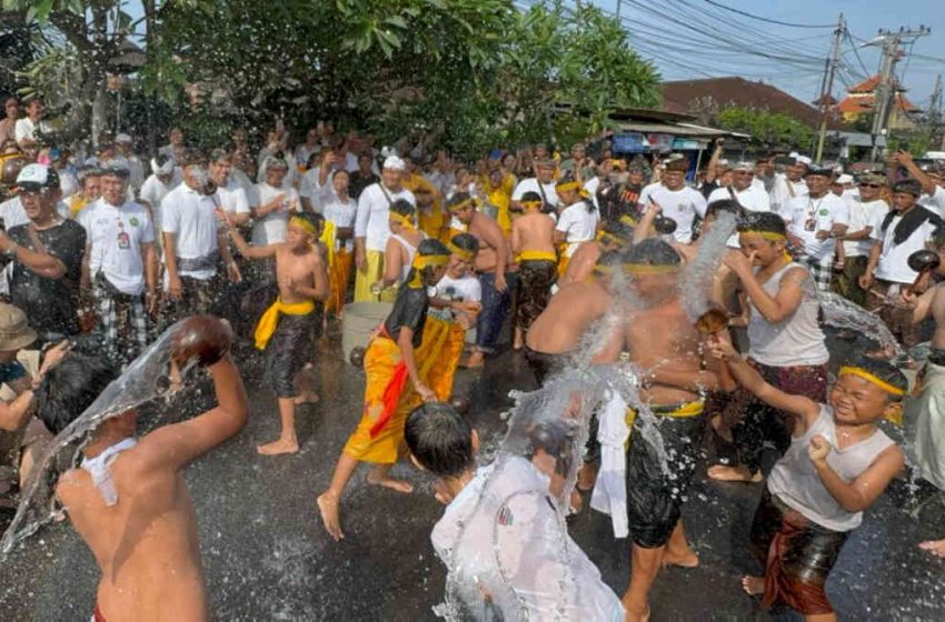  Warga Banjar Teba Jimbaran Bersukacita Melalui Tradisi Siat Yeh di Hari Ngembak Geni