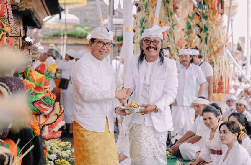  Sekda Adi Arnawa Hadiri Penganyaran Pemkab Badung Rangkaian Karya Ngusaba Kadasa di Pura Ulun Danu Batur