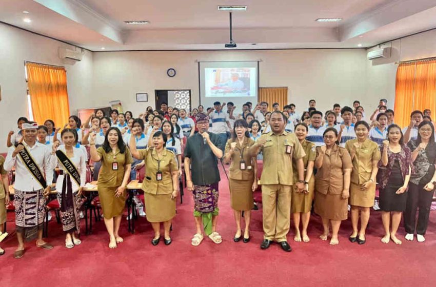  Wabup Suiasa Beri Sosialisasi Remaja Tangguh Cegah HIV AIDS di SMAN 2 Mengwi