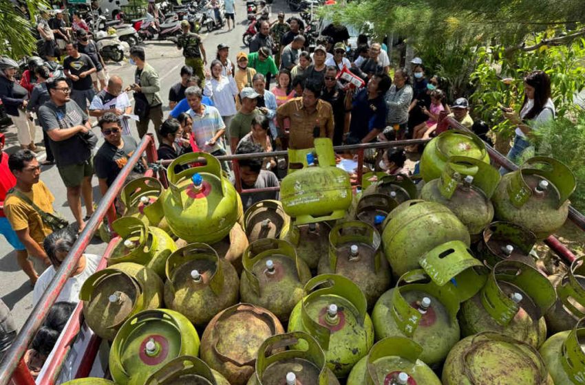  Operasi Pasar Khusus “Gas Melon” di Kelurahan Legian Diserbu Warga