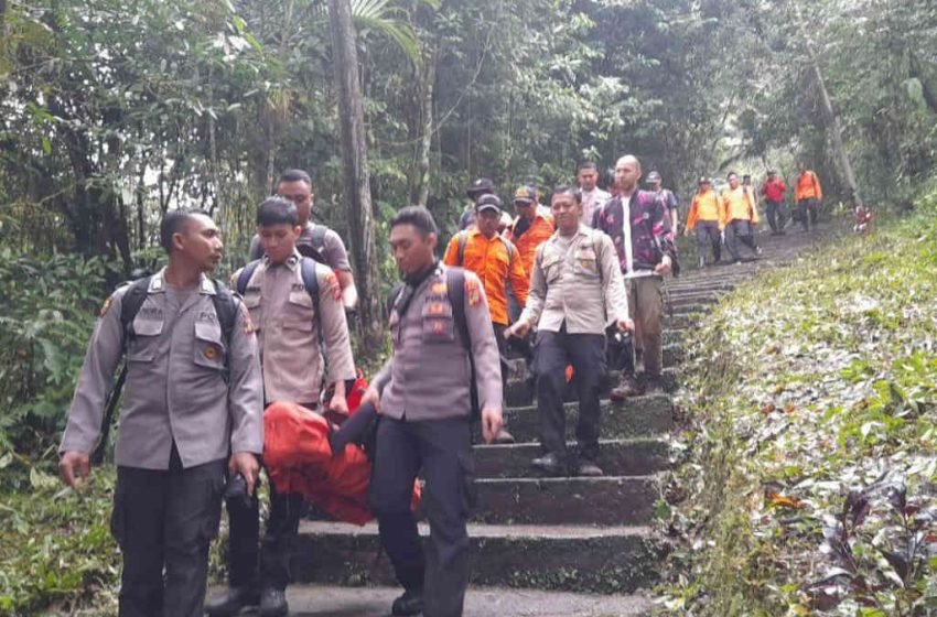  Tersesat di Gunung Adeng, Dua Pendaki Dievakuasi Tim SAR