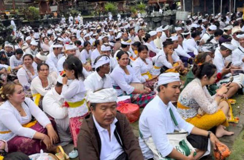  Pererat Rasa Kekeluargaan, Ribuan Pratisentana Bandesa Manik Mas Buleleng dan Jembrana Nganyarin di Pura Pedarman Kawitan